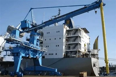 Конструкция на корабно разтоварващо устройство с винтов тип
